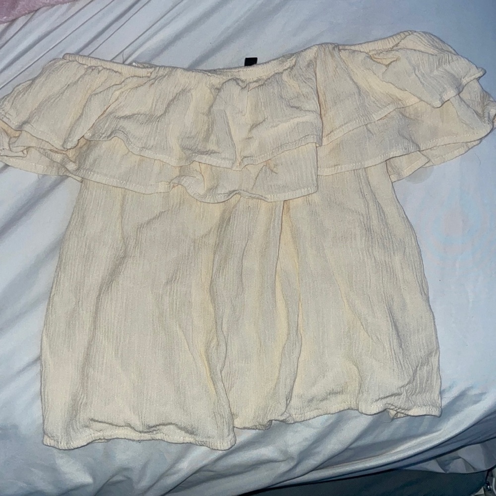 Ruffle of the shoulder top